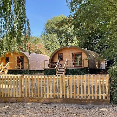 Cosy And Eco-Friendly Cabins Next To 16Th Century Pub Newmarket  Bagian luar foto