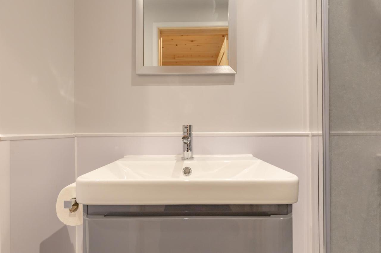 Cosy And Eco-Friendly Cabins Next To 16Th Century Pub Newmarket  Bagian luar foto