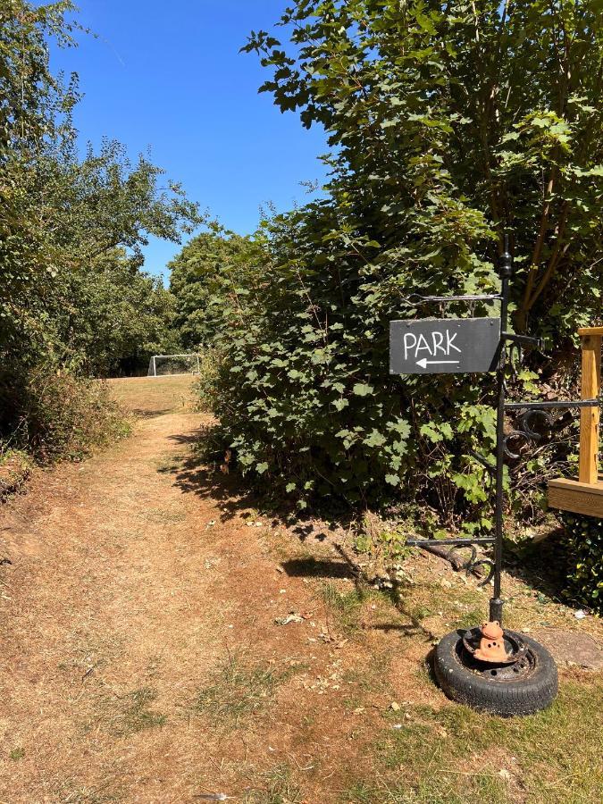 Cosy And Eco-Friendly Cabins Next To 16Th Century Pub Newmarket  Bagian luar foto